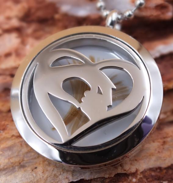 medaillon-hand-in-hand